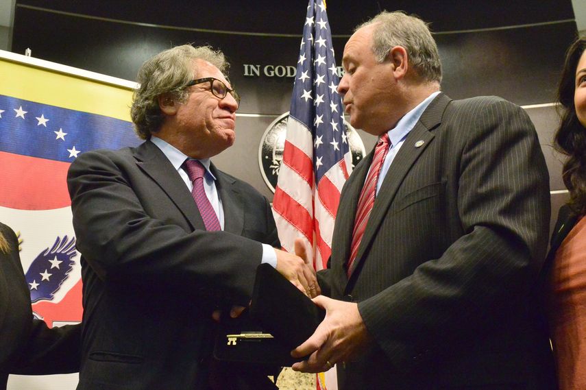 Almagro dejó claro a los exiliados venezolanos su determinación y compromiso en la aplicación de la Carta Democrática Interamericana&nbsp;