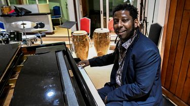 El jazzista cubano Rolando Luna toca el piano durante una entrevista con la AFP en los estudios de música ABDALA de La Habana, el 24 de enero de 2024.&nbsp; &nbsp; &nbsp;