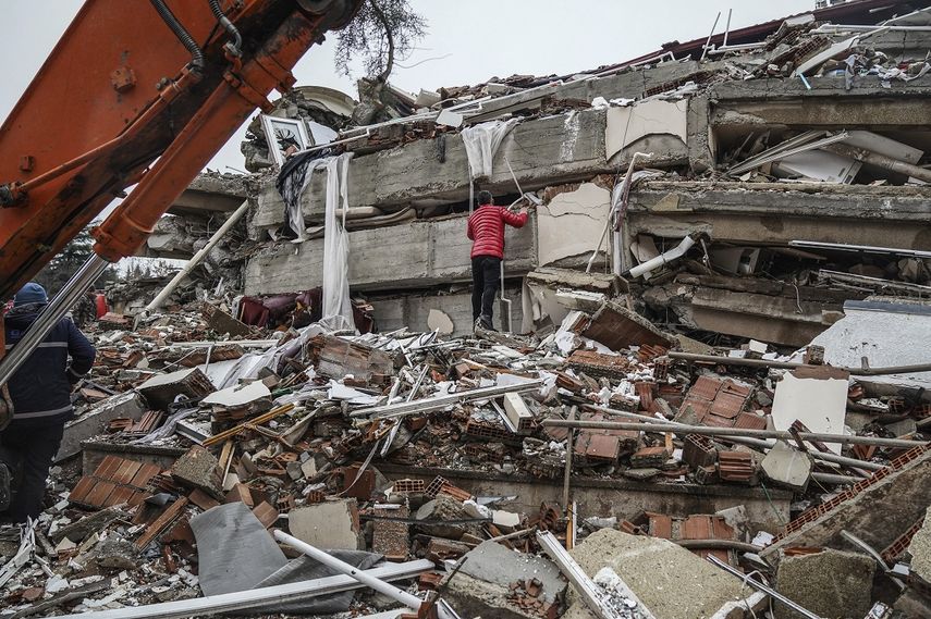 Un hombre busca sobrevivientes entre los escombros de un edificio tras un potente sismo, en Gaziantep, Turquía, el 6 de febrero de 2023.&nbsp;