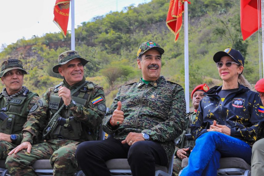 El dictador de Venezuela, Nicolás Maduro, junto a su esposa, Cilia Flores y el ministro de Defensa, Vladimir Padrino López.&nbsp;