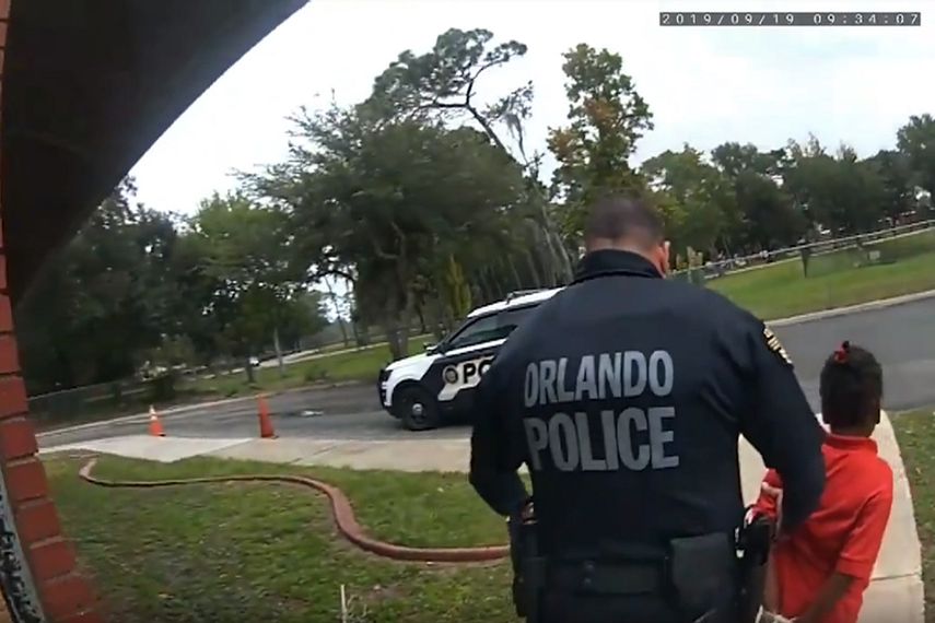 &nbsp; Foto tomada del video que muestra a la pequeña Kaia Rolle siendo llevada por policías en Orlando, Florida, el 19 de septiembre del 2019.&nbsp;