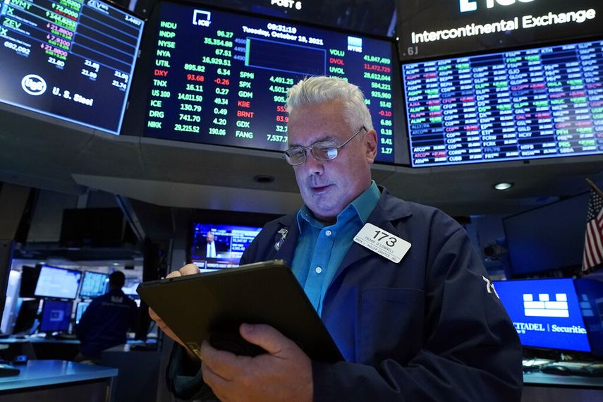 Un agente de Wall Street observa datos en su tablet portatil.