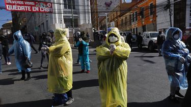 Trabajadoras sexuales con impermeables y mascarillas en medio de la pandemia del nuevo coronavirus protestan en demanda de que el gobierno levante restricciones que les impiden trabajar en La Paz, Bolivia, el miércoles 17 de junio de 2020.