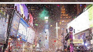Un Times Square casi vacío, en la parte superior, en las primeras horas del viernes 1 de enero de 2021 en Nueva York y el mismo lugar tomado el 1 de enero de 2020 lleno de juerguistas que celebran el Año Nuevo.&nbsp;