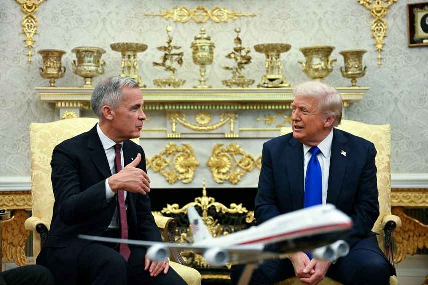 El presidente de Estados Unidos Donald J. Trump dialoga con el primer ministro de Canadá Mark Carney.