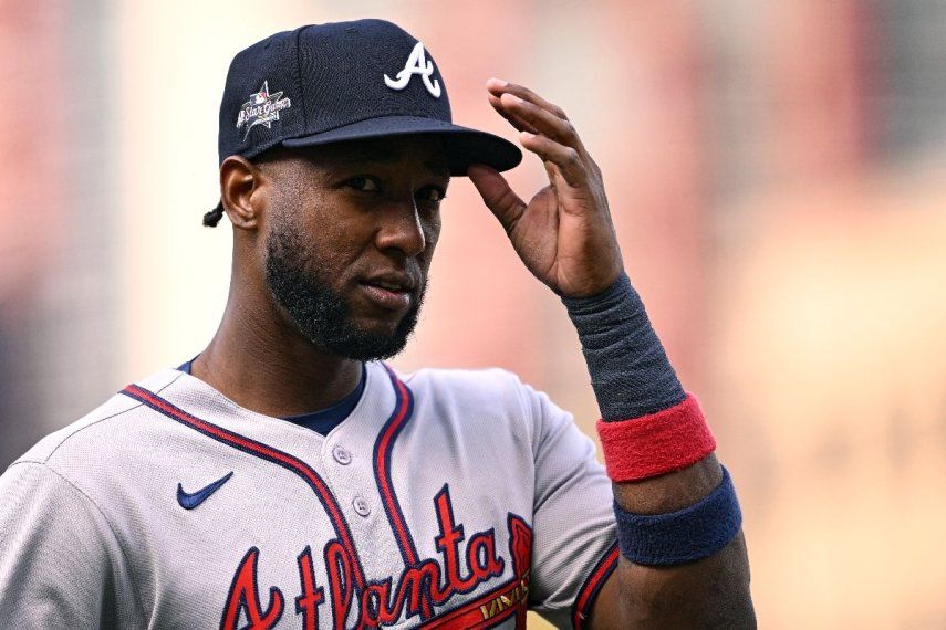 Jurickson Profar, número 7 de los Bravos de Atlanta, observa durante la primera entrada contra los Padres de San Diego en el Petco Park el 30 de marzo de 2025 en San Diego, California. La MLB suspendió al toletero de los Bravos de Atlanta, Jurickson Profar, por 80 juegos el 31 de marzo de 2025 tras dar positivo por la gonadotropina coriónica (hCG), un medicamento para mejorar el rendimiento.&nbsp;
