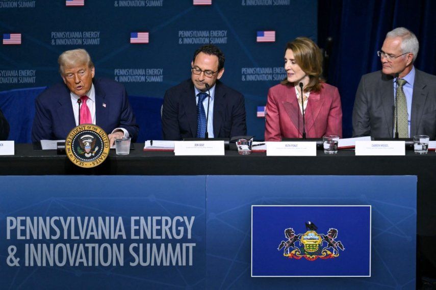 El presidente Donald Trump habla, flanqueado por el CEO de Blackstone Group, Jon Gray; la presidenta y directora de inversiones de Google, Ruth Porat; y el CEO de ExxonMobil, Darren Woods, durante la Cumbre de Energía e Innovación de Pensilvania en el campus de la Universidad Carnegie Mellon en Pittsburgh, Pensilvania, el 15 de julio de 2025.