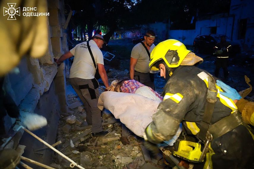 En esta fotografía, tomada y difundida por el Servicio de Emergencias de Ucrania el 10 de junio de 2025, un rescatista ucraniano y trabajadores de una funeraria cargan el cuerpo de una persona fallecida tras un ataque con drones en Odesa, en medio de la invasión rusa de Ucrania.&nbsp;