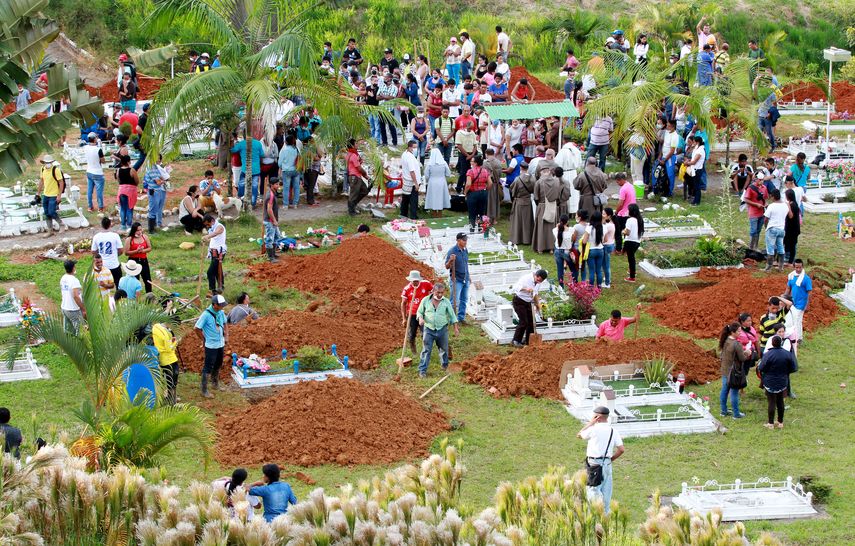 El ambiente en el cementerio es tenso por momentos porque hasta este lugar han sido trasladados decenas de cadáveres que no cabían en la morgue de Mocoa.