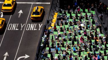 Varias personas practican&nbsp;yoga&nbsp;en una sesión al aire libre con motivo del solsticio de verano celebrada en la céntrica plaza de Times Square en Nueva&nbsp;York&nbsp;(Estados Unidos) hoy, 21 de junio del 2018.&nbsp;