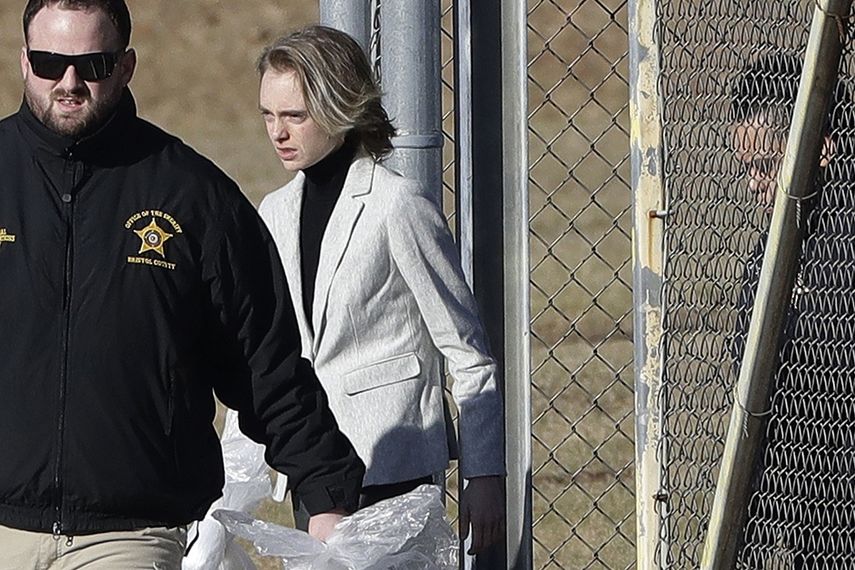 Michelle Carter, centro, sale de la c&aacute;rcel del condado Bristol, el jueves 23 de enero de 2020, en Dartmouth, Massachusetts, despu&eacute;s de cumplir la mayor&iacute;a de una sentencia de 15 meses por exhortar a su novio a suicidarse en 2014.&nbsp;