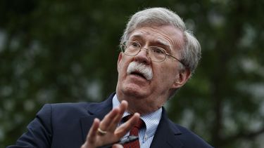 John Bolton fotografiado hablando con periodistas en la Casa Blanca el 1ro de mayo del 2019, cuando todav&iacute;a era asesor de seguridad nacional de la presidencia.&nbsp;