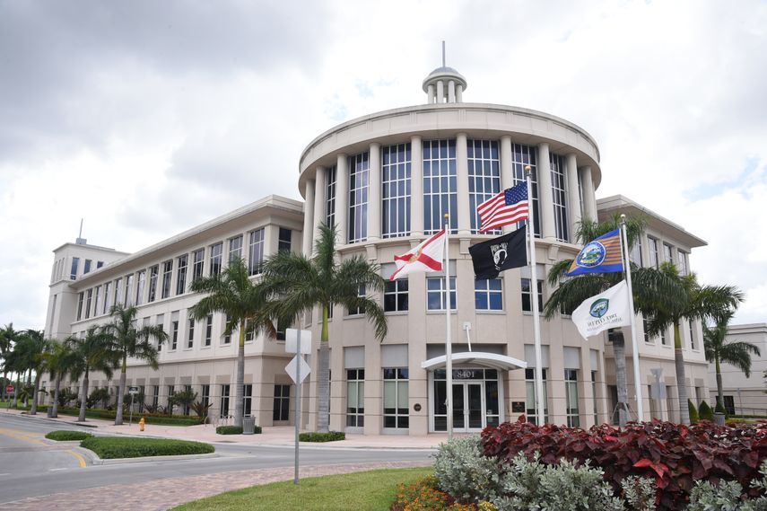 En esta moderna edificación funciona el Ayuntamiento de Doral.