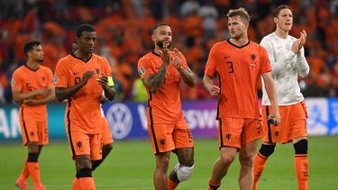 La selección de fútbol de Holanda celebra luego de avanzar a octavos de final de la Eurocopa