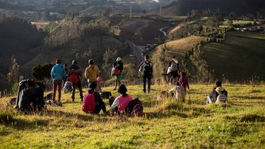 En esta foto de archivo del 27 de agosto de 2019, migrantes venezolanos contemplan la Ruta Panamericana en Urbina, Ecuador. La crisis de migraci&oacute;n venezolana ha entrado en una nueva etapa, donde muchos de los emigrados dif&iacute;cilmente regresar&aacute;n a su pa&iacute;s. El enviado de la ONU Eduardo Stein dijo en entrevista con The Associated Press que el &eacute;xodo de m&aacute;s de 4,6 millones de personas ha causado cambios irreversibles en Latinoam&eacute;rica