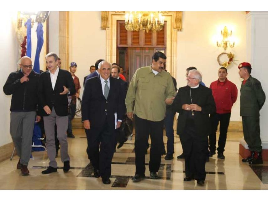 Nicolás Maduro, dictador de Venezuela, en compañía del nuncio apostólico Algo Giordano, y demás mediadores internacionales en el proceso de diálogo.&nbsp;