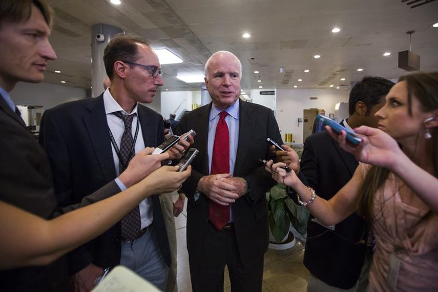 El senador republicano de Arizona John McCain (c) habla ante la prensa tras una sesión informativa de funcionarios de la administración del presidente Barack Obama para los senadores sobre la liberación del sargento Bowe Bergdahl, en el Capitolio hoy,