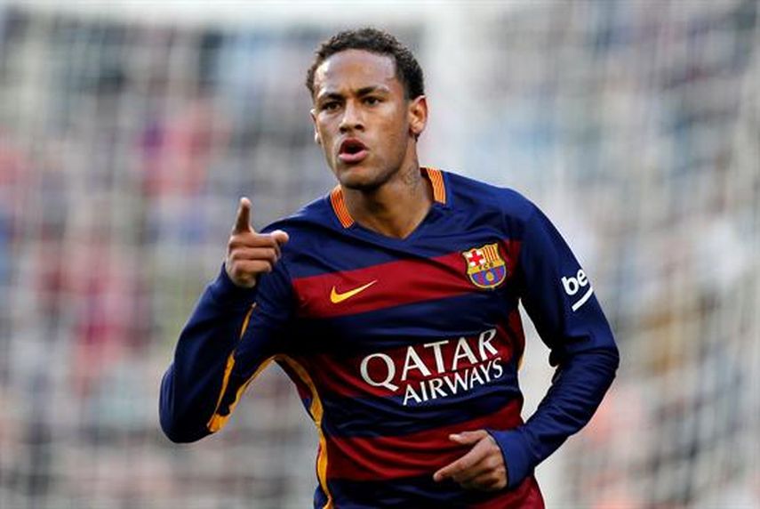 Neymar comienza a erigirse en estrella gracias a su calidad futbolística y una enorme capacidad de marketing. (EFE)