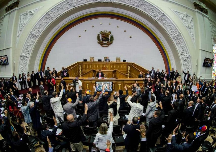 La Asamblea Nacional aprobó un acuerdo para responsabilizar al presidente, Nicolás Maduro, de la ruptura del orden constitucional en el país.