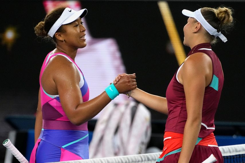 La tenista japonesa Naomi Osaka (izquierda), campeona defensora del Abierto de Australia, felicita a la estadounidense Amanda Anisimova tras su victoria en la tercera ronda del torneo, en Melbourne, Australia, el 21 de enero de 2022.&nbsp;