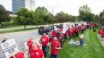 Miembros sindicalizados de la industria automotriz en huelga en Estados Unidos.