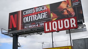 Una valla publicitaria anuncia el evento especial de comedia en vivo Chris Rock: Selective Outrage de Netflix a lo largo de Sunset Blvd el 28 de febrero de 2023 en Los Ángeles, California. El especial de Netflix en vivo de Chris Rock se transmitirá solo una semana antes de los Oscar.