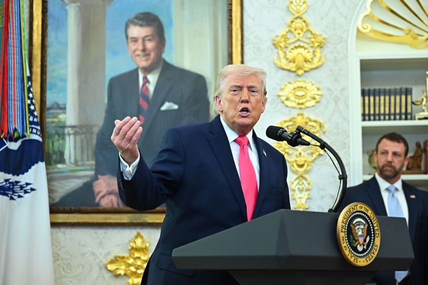 El presidente Donald Trump habla con los medios durante la juramentación del secretario de Seguridad Nacional, Markwayne Mullin.