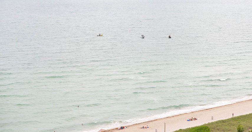 Las autoridades se movilizan el sábado para rescatar al piloto que de la avioneta que se estrelló cerca de las costas de Miami Beach. (Álvaro Mata)