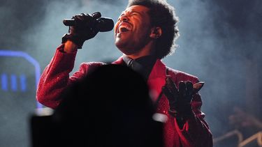 The Weeknd canta durante su espectáculo del medio tiempo del Super Bowl el 7 de febrero de 2021 en Tampa, Florida. The Weeknd fue desairado por los Grammy, pero recibió 16 nominaciones a los Premios Billboard de la Música el jueves 29 de abril de 2021.&nbsp;