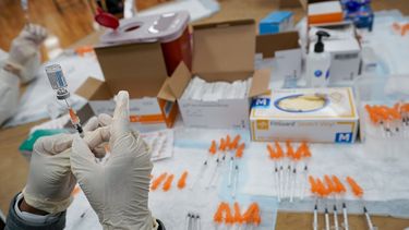 En esta fotografía de archivo del 8 de abril de 2021, enfermeras registradas en la red sanitaria sin fines de lucro Northwell Health llenan jeringas con la vacuna de Johnson & Johnson contra el COVID-19 en el Centro Cultural Islámico Albanés, en el distrito de la isla Staten de Nueva York.&nbsp;