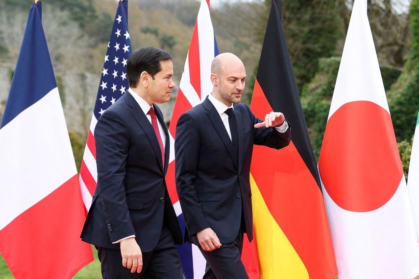 El secretario de estado Marco Rubio dialoga con el ministro de relaciones exteriores de Francia, Minister Jean-Noel Barrot.