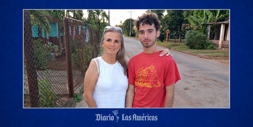 Raudel Alejandro Guerra Hernández, de 19 años, junto a su madre, Olguita Hernández Rojas.