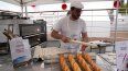 El panadero francés Tony Dore prepara baguettes como los que les ofrecerán a los deportistas durante los Juegos Olímpicos de París el martes 30 de abril del 2024.