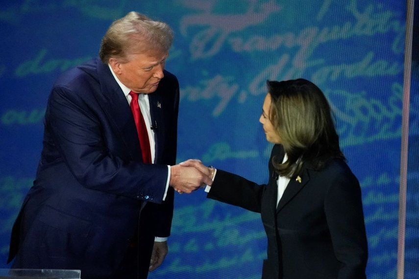 El candidato presidencial republicano, el expresidente Donald Trump, y la candidata presidencial demócrata, la vicepresidenta Kamala Harris, se dan la mano antes del inicio de un debate presidencial de ABC News en el Centro Nacional de la Constitución, el martes 10 de septiembre de 2024, en Filadelfia.