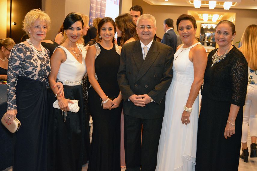 María del Carmen Patrón, &nbsp;Patricia Campos Scerpella, María del Carmen Bustamante, el cónsul general del Perú César Enrique Bustamante, Marisol Gómez y María Bustamante