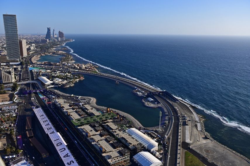 Esta fotografía tomada el 25 de marzo de 2022 muestra una vista general de la pista de carreras durante la primera sesión de práctica antes del Gran Premio de Fórmula 1 de Arabia Saudita de 2022 en el circuito Jeddah Corniche. &nbsp; &nbsp;