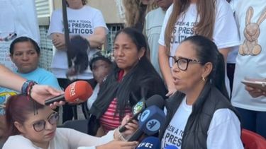Que las autoridades responsables del sistema de seguridad y penitenciario asuman su responsabilidad directa y actúen para garantizar las liberaciones pendientes, dijo Petra Navas, familiar de preso político, desde la Zona 7 de la Policía Nacional Bolivariana (PNB) en Caracas