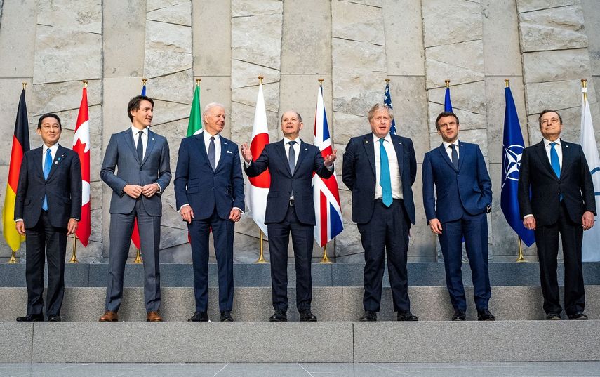 IZQUIERDA a DERECHA: El primer ministro de Japón, Fumio Kishida, el primer ministro de Canadá, Justin Trudeau, el presidente Joe Biden, el canciller de Alemania, Olaf Scholz, el primer ministro británico, Boris Johnson, el presidente de Francia, Emmanuel Macron, y el primer ministro de Italia, Mario Draghi, posan para una fotografía familiar de los líderes del G7 durante una cumbre de la OTAN en la sede de la alianza en Bruselas el 24 de marzo de 2022.