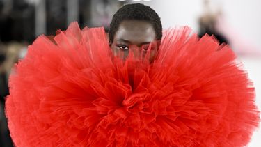 Una modelo presenta piezas de la colección otoño-invierno 2022 de Carolina Herrera en la Semana de la Moda de Nueva York.&nbsp;