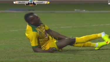 Un jugador sufre una horrible lesión en el tobillo