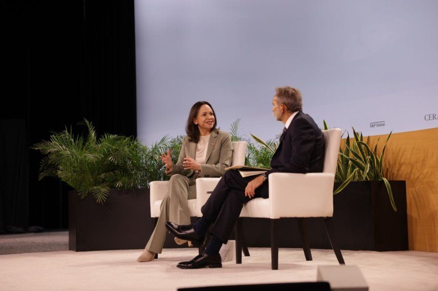 María Corina Machado afirmó, durante la Conferencia de Energía CERAWeek 2026, que Venezuela tendrá elecciones libres y el pueblo votará de nuevo por el libre mercado, por el derecho a la propiedad, por un futuro definido por trabajo, prosperidad y oportunidad