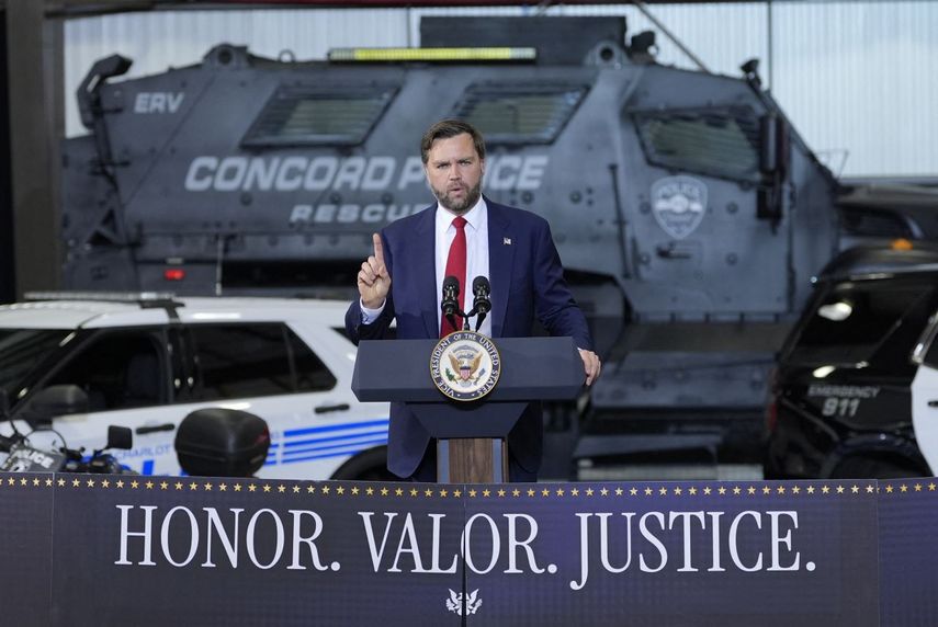 El vicepresidente JD Vance habla sobre recortes de impuestos y apoyo a la aplicación de la ley en el Aeropuerto Regional Concord–Padgett el 24 de septiembre de 2025 en Concord, Carolina del Norte.