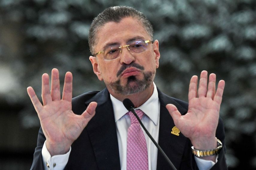 El presidente de Costa Rica, Rodrigo Chaves, gesticula mientras habla durante una conferencia de prensa en la casa presidencial en San José el 1 de octubre de 2025. (Foto de EZEQUIEL BECERRA / AFP)