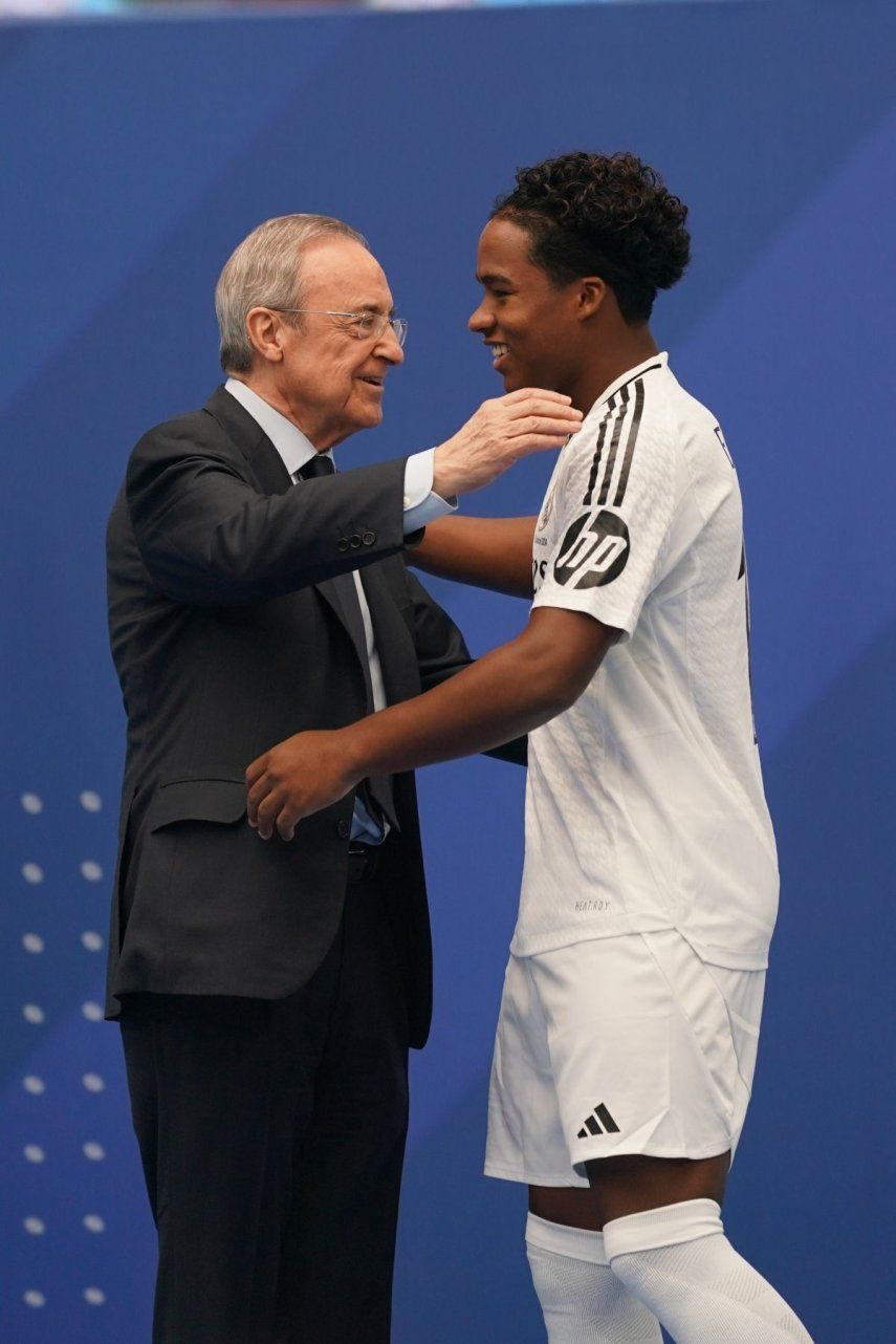 El presidente del Real Madrid, Florentino Pérez, abraza a Endirk el más reciente fichaje del club blanco|