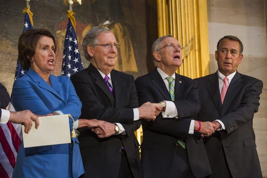 La líder de la casa minoritaria demócrata por California Nancy Pelosi (i), el líder de la minoría republicana en el Senado de Kentucky Mitch McConnell (2-i), el líder de la mayoría demócrata del Senado de Nevada Harry Reid (2-d) y el portavoz republica