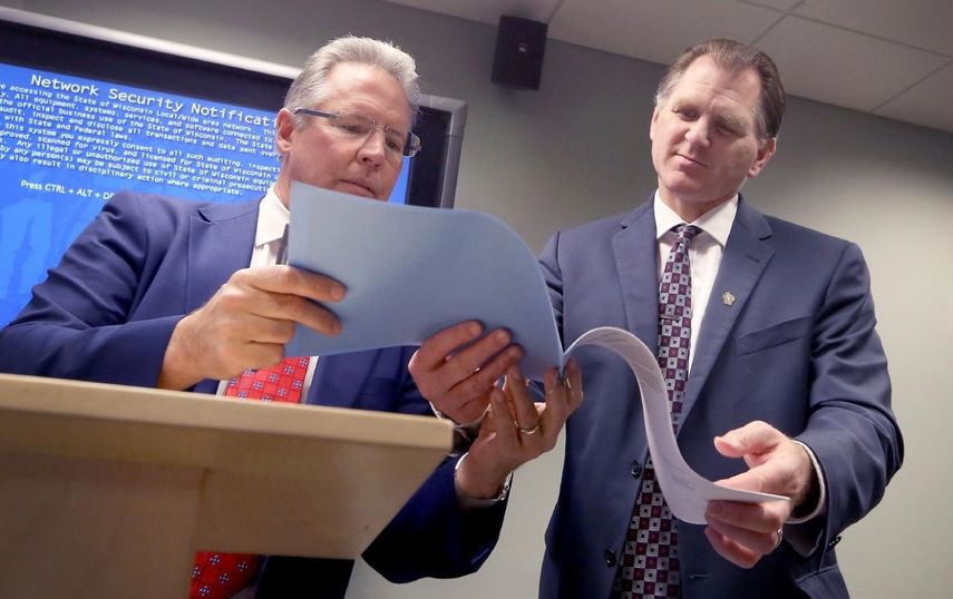 Michael Haas (der.), administrador de la Comisión de Elecciones de Wisconsin, junto al&nbsp;presidente de la comisión, Mark Thomsen, durante el proceso de reconteo de votos en las elecciones presidenciales de 2016.&nbsp;