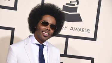 Alex Cuba llega a la 58 entrega anual de los premios Grammy en Los Angeles en esta foto del 15 de febrero de 2016. Cuba lanzó su más reciente álbum, Mendó, el 21 de mayo de 2021.&nbsp;