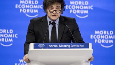 El presidente de Argentina, Javier Milei, se dirige a la audiencia durante la reunión anual del Foro Económico Mundial (FEM) en Davos el 23 de enero de 2025.