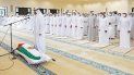 Mohamed bin Zayed al-Nahyan (derecha), príncipe heredero de Abu Dabi y subcomandante supremo de las Fuerzas Armadas de los EAU, participando en una oración fúnebre por el difunto presidente de los EAU, Sheikh Khalifa bin Zayed. Al-Nahyan en una mezquita en Abu Dhabi el 13 de mayo de 2022