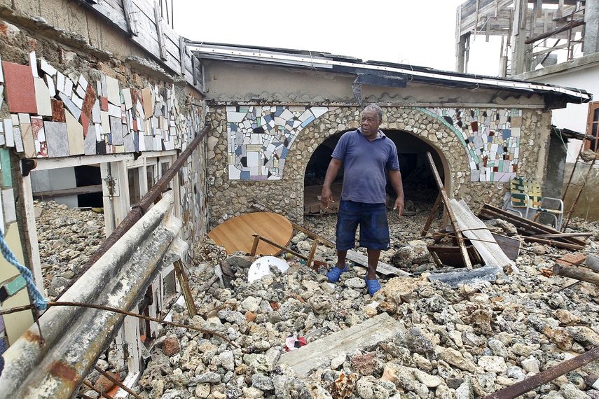 Un hombre observa los restos de su casa, luego del paso del huracán Irma por La Habana.